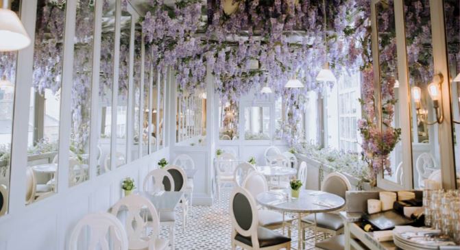 decorar escaparates con flores en mesas de restaurantes
