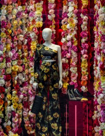 decorar escaparates con flores en tiendas de moda