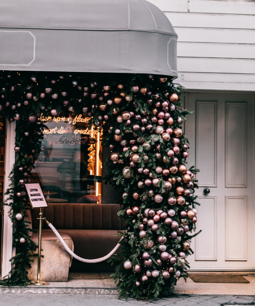 Cómo decorar una tienda en Navidad en 2024 paso a paso