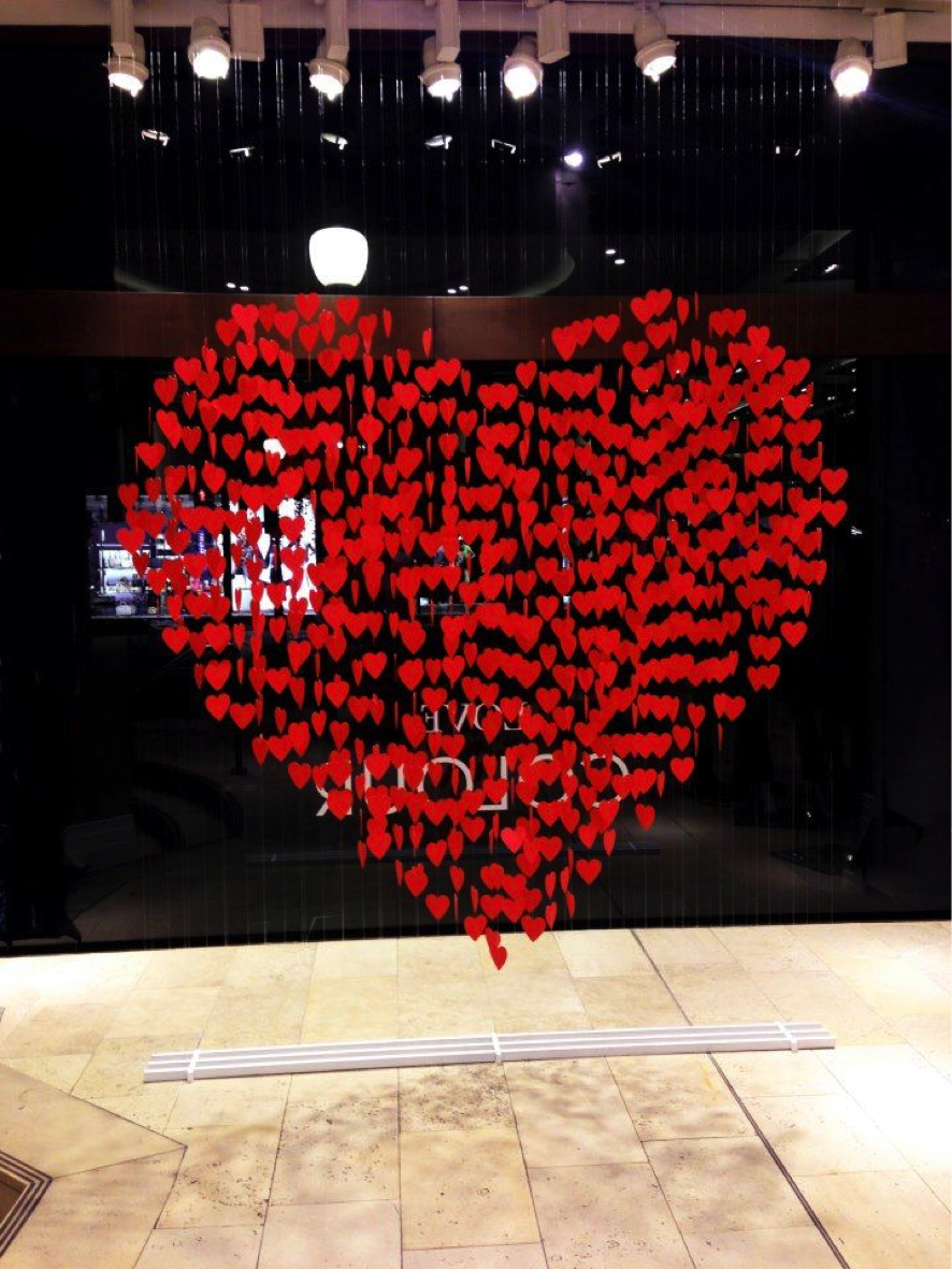 Decoración San Valentín tiendas - corazón con guirnaldas de San Valentín